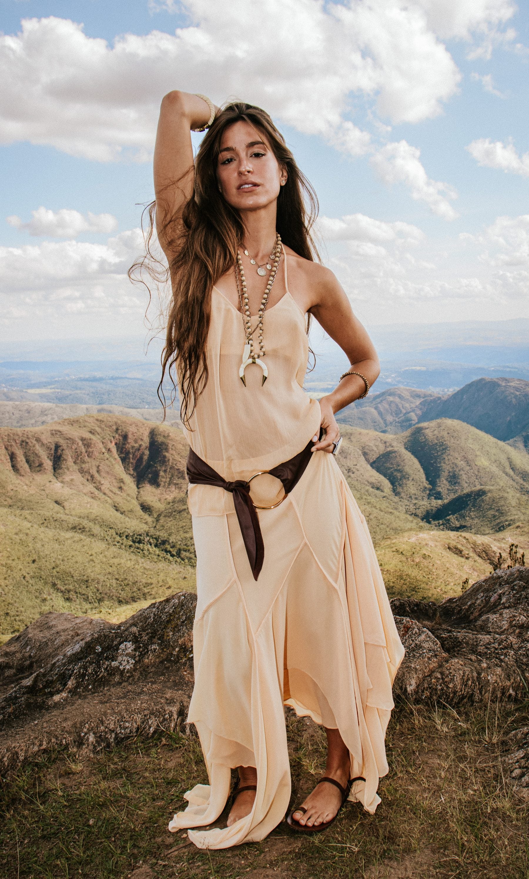 Modelo vestindo look da coleção Travessia no topo da montanha